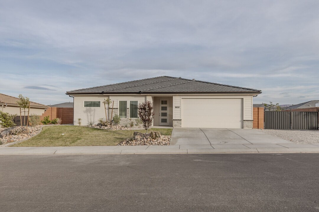 1802 E Yant Flt Dr in Saint George, UT - Building Photo