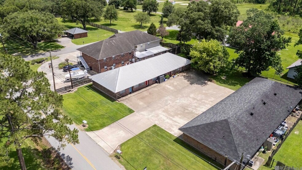 5135 Choctaw Rd in Brusly, LA - Foto de edificio