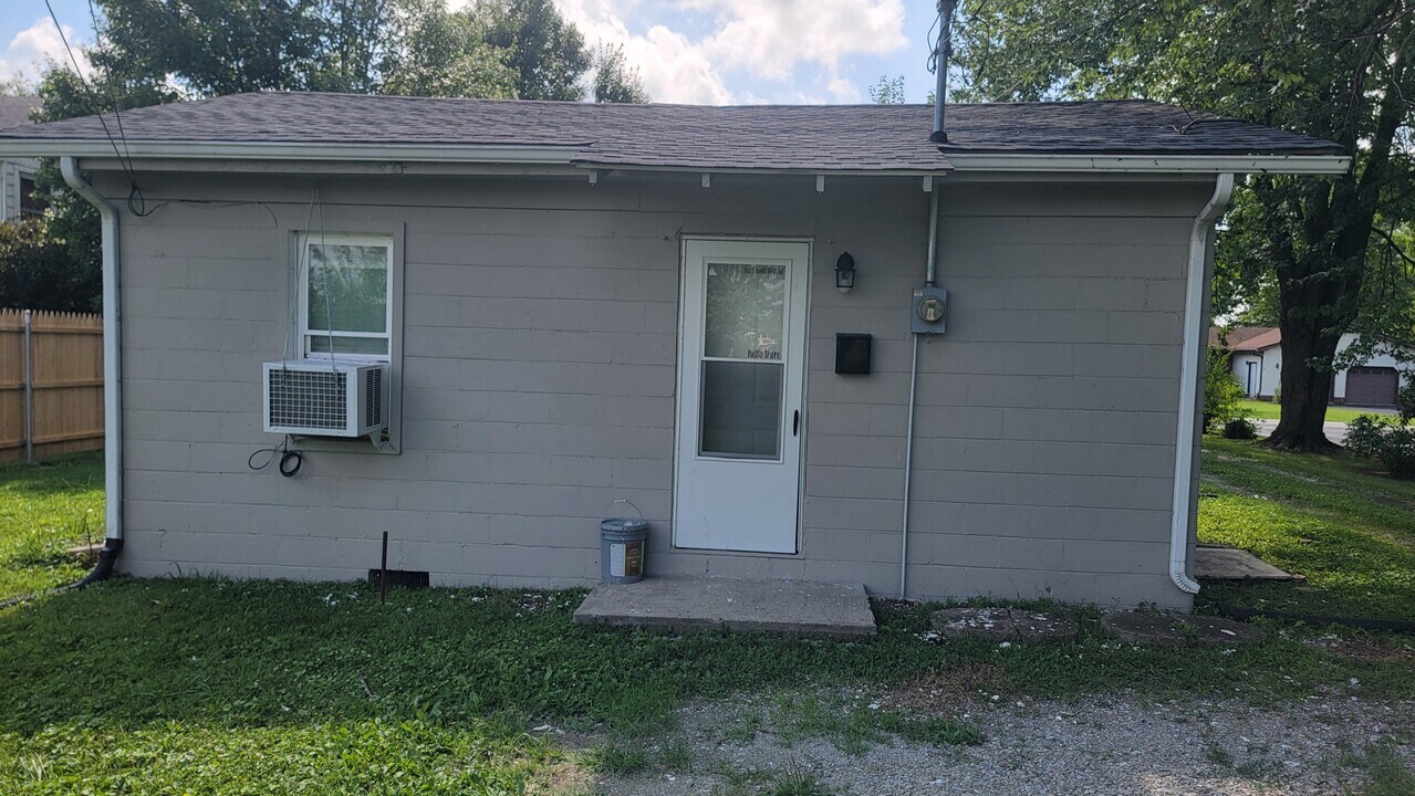 2-982 W Vest St in Scottsburg, IN - Building Photo