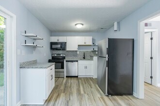 The 28 at Mount Holly in Mount Holly, NC - Foto de edificio - Interior Photo