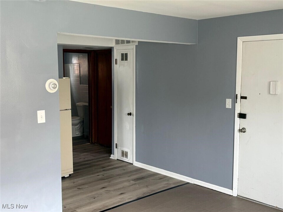 17911 Lakeshore Blvd in Cleveland, OH - Building Photo