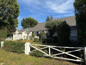 4448 Carpenter Ave in Valley Village, CA - Foto de edificio - Building Photo