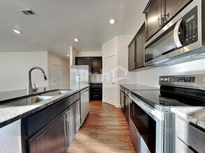 19211 15th Ave Ct E in Spanaway, WA - Foto de edificio - Building Photo