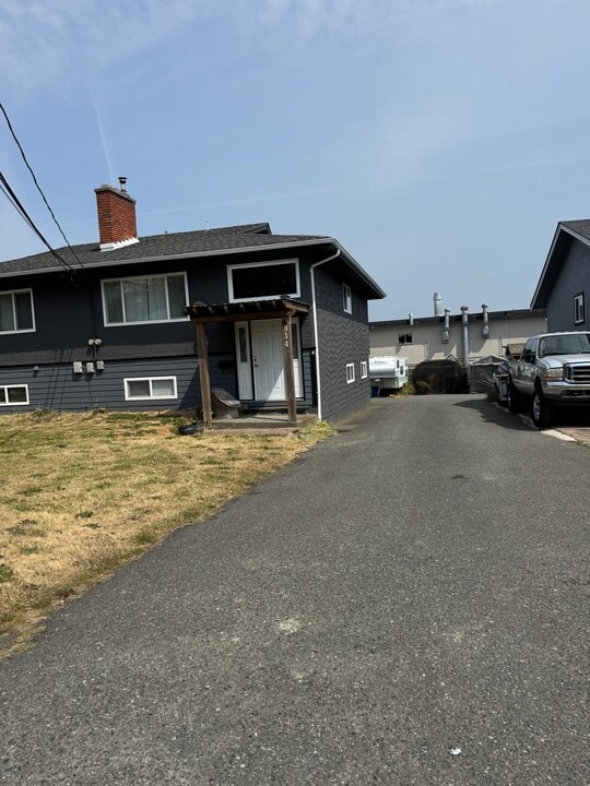 914 Shearwater St in Victoria, BC - Building Photo