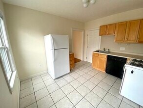 70 Gardner St-Unit -2 in Waltham, MA - Foto de edificio - Building Photo