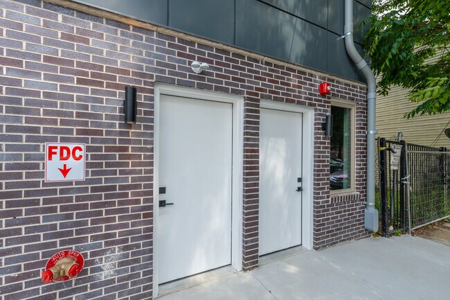 631 N Preston St, Unit 2 in Philadelphia, PA - Building Photo - Building Photo