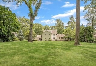 27 Woods Ln in Scarsdale, NY - Foto de edificio - Building Photo