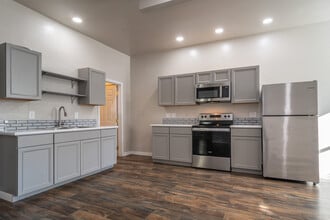 510 Geary Dr in Canyonville, OR - Foto de edificio - Building Photo