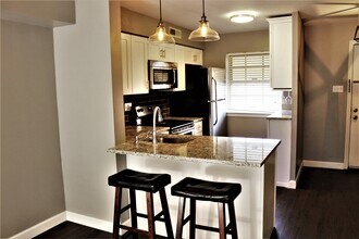 2530 E North St, Unit 13-D in Greenville, SC - Building Photo - Building Photo