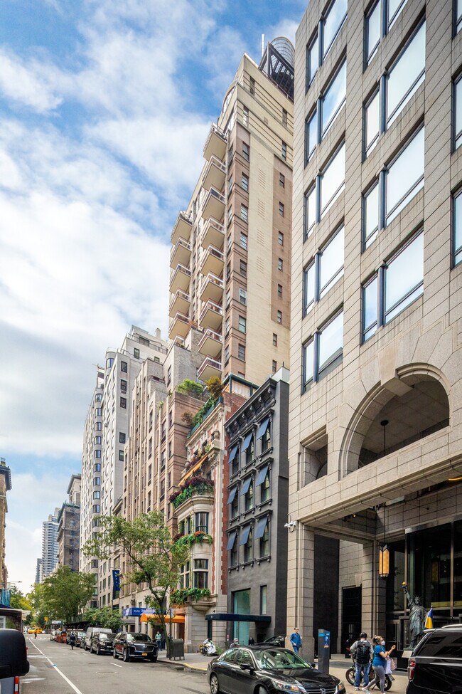 40 E 61st St in New York, NY - Foto de edificio - Building Photo
