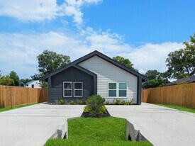 8122 Double in Houston, TX - Building Photo
