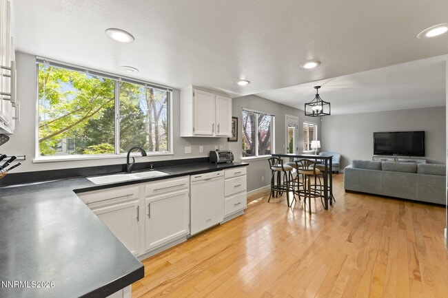 6168 Greenbrook Dr in Reno, NV - Building Photo - Building Photo