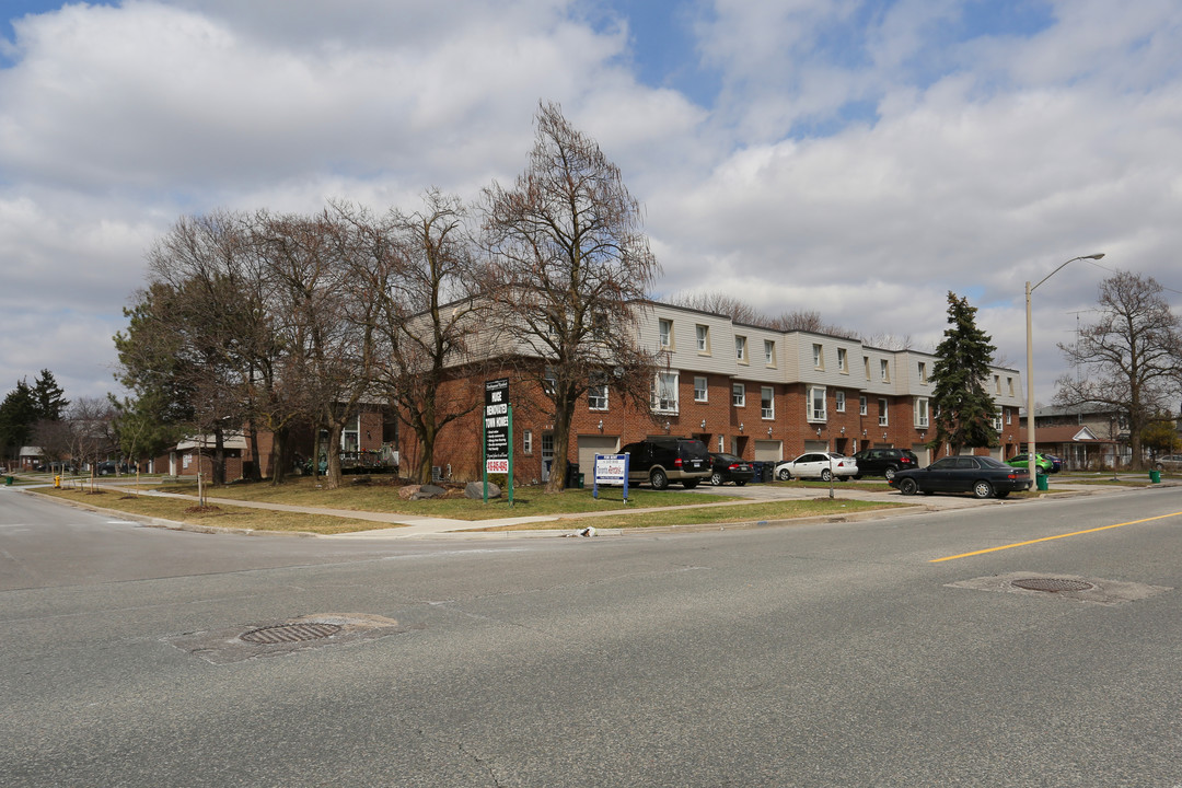 Huningtonwood Residents in Toronto, ON - Building Photo