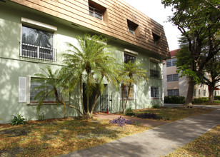 1110 Salzedo St in Miami, FL - Building Photo - Building Photo