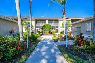 5260 Hyland Hills Ave in Sarasota, FL - Building Photo - Building Photo