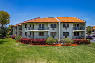 Holiday Island Resort in St. Petersburg, FL - Building Photo - Building Photo