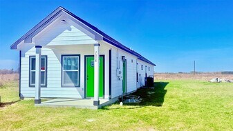 7018-5914 02 in Cleveland, TX - Building Photo