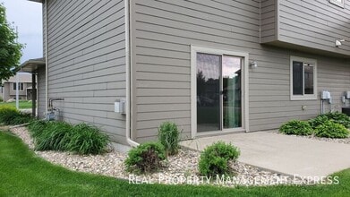 2 Bedroom, 1 Bath Townhome with Amenities! in Sioux Falls, SD - Building Photo - Building Photo