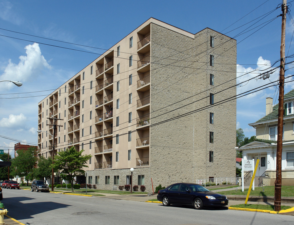 Market Manor Apartments in Parkersburg, WV - Building Photo