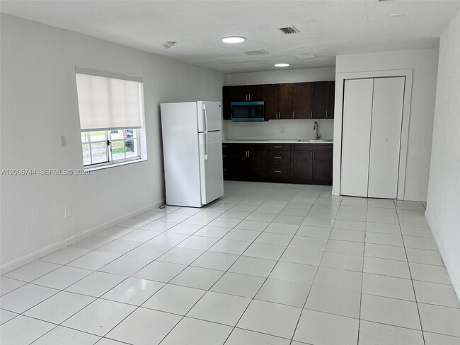 15741 NW 40th Ct in Opa Locka, FL - Building Photo - Building Photo