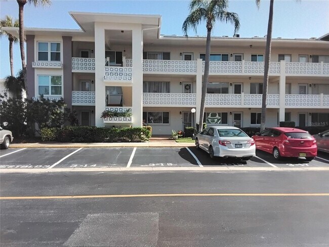 1235 S Highland Ave, Unit 3102 in Clearwater, FL - Building Photo - Building Photo
