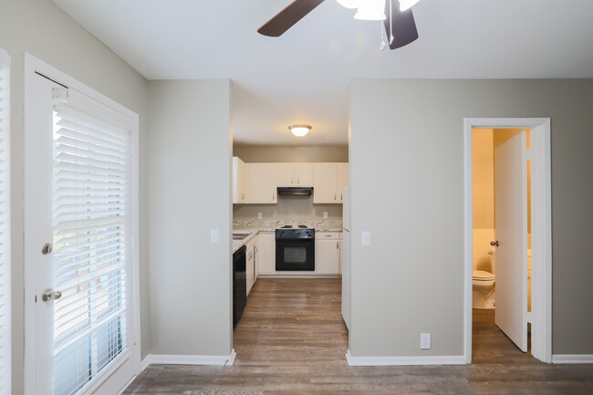 Westborough Arms Apartments and Townhomes in Wichita, KS - Building Photo - Interior Photo