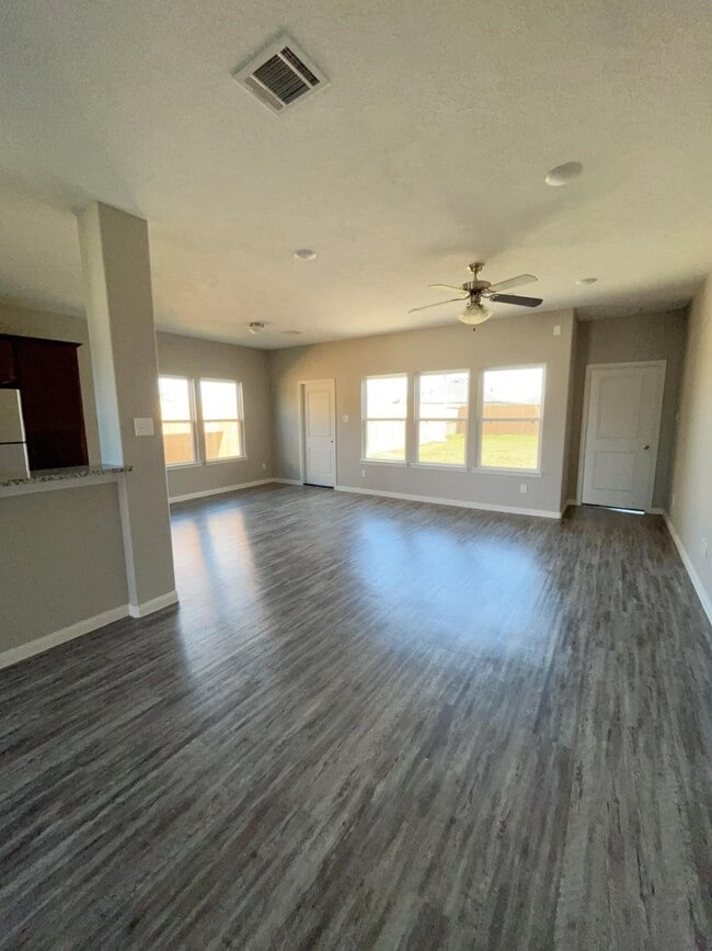 51 County Rd 5102B in Cleveland, TX - Building Photo - Building Photo