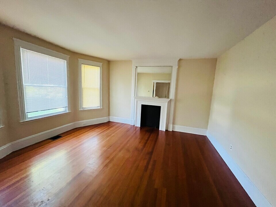 19 Central St in Methuen, MA - Building Photo