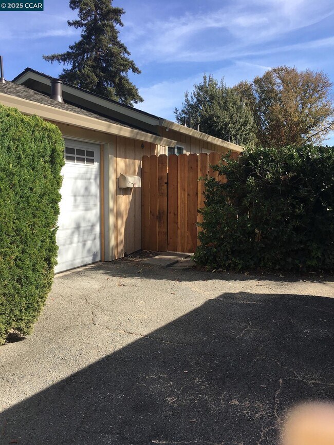 1330 Bentley St in Concord, CA - Building Photo - Building Photo