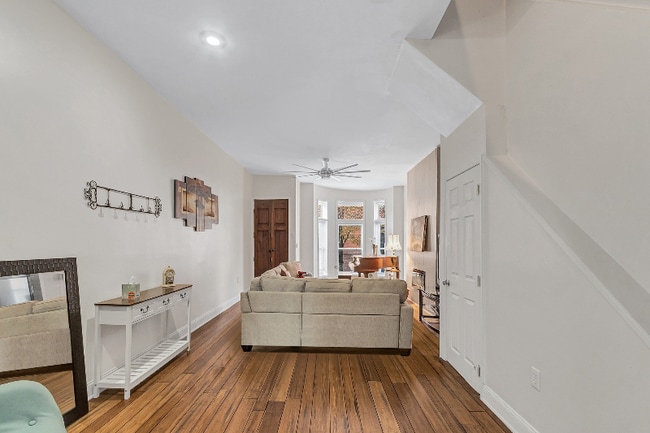 2303 N Calvert St in Baltimore, MD - Foto de edificio - Building Photo