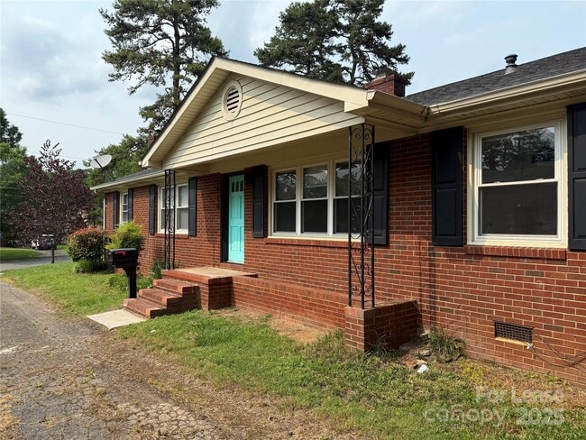 property at 1508 Woodhill Ln