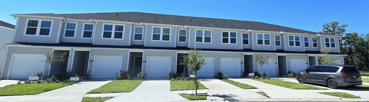 637 Holly Lks Dr in Orange Park, FL - Building Photo