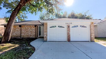 2410 Goldspring Ln in Spring, TX - Building Photo
