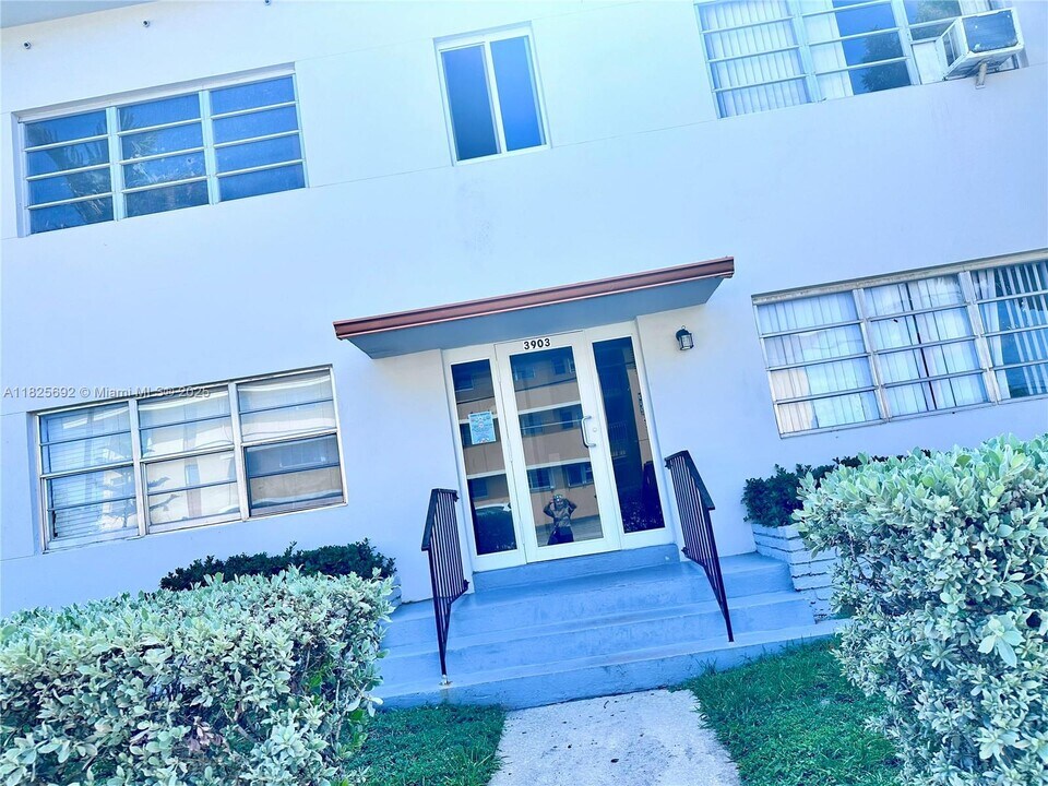 3903 W Flagler St in Miami, FL - Building Photo