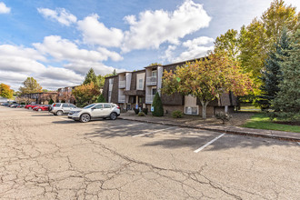 Alpine Village Apartments in Erie, PA - Foto de edificio - Building Photo