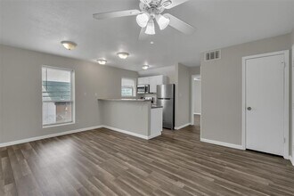 1910 Willowbend St in Conroe, TX - Building Photo - Building Photo