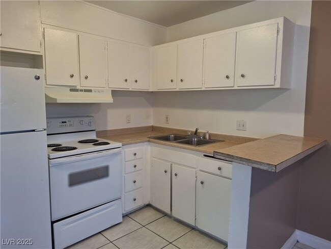 489 North Cir, Unit 2 in Las Vegas, NV - Foto de edificio - Building Photo