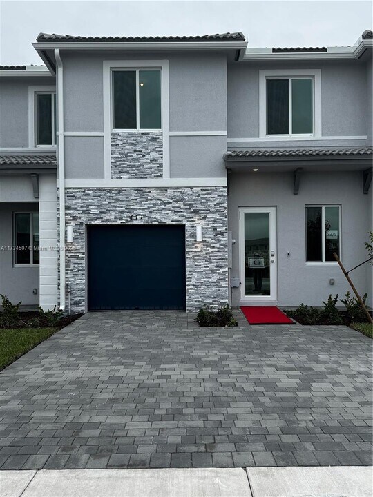 671 SE 13th St Cir in Homestead, FL - Building Photo