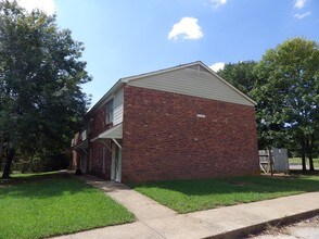 1040 N Montgomery St in Starkville, MS - Foto de edificio - Other