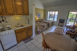 208 W Kingfish St in South Padre Island, TX - Building Photo - Building Photo