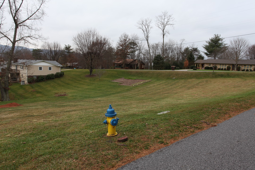 1 Mountain View Rd in Weaverville, NC - Building Photo