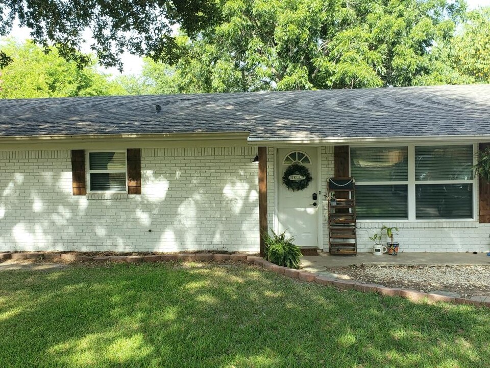 308 S Ash in White Oak, TX - Building Photo