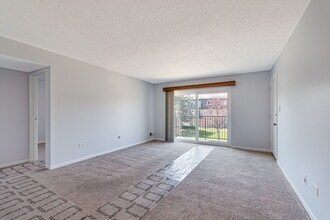 9446 Bay Colony Dr in Des Plaines, IL - Building Photo - Building Photo