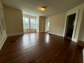 28 School St in Sunderland, MA - Building Photo - Building Photo