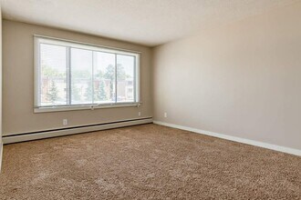 Charles Manor in Edmonton, AB - Building Photo - Building Photo