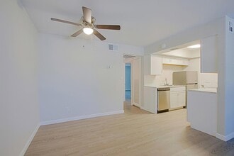 Two Two Cactus Apartments in Phoenix, AZ - Building Photo - Interior Photo