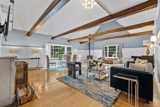 1056 Beekman Rd in Hopewell Junction, NY - Foto de edificio - Building Photo