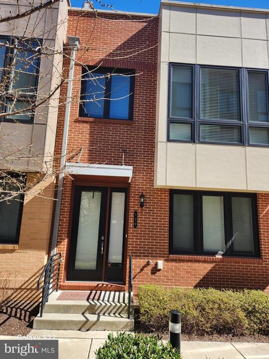 126 Cambria Walk in Alexandria, VA - Building Photo