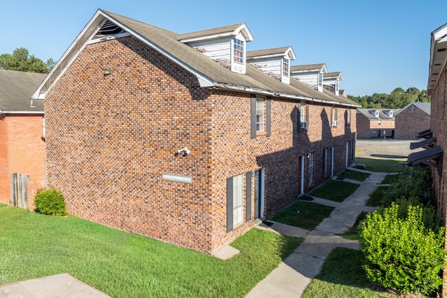 Newly Major Renovated Beverly Manor in Hattiesburg, MS - Foto de edificio - Building Photo