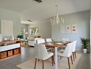 206 Russlyn Dr in West Palm Beach, FL - Foto de edificio - Building Photo